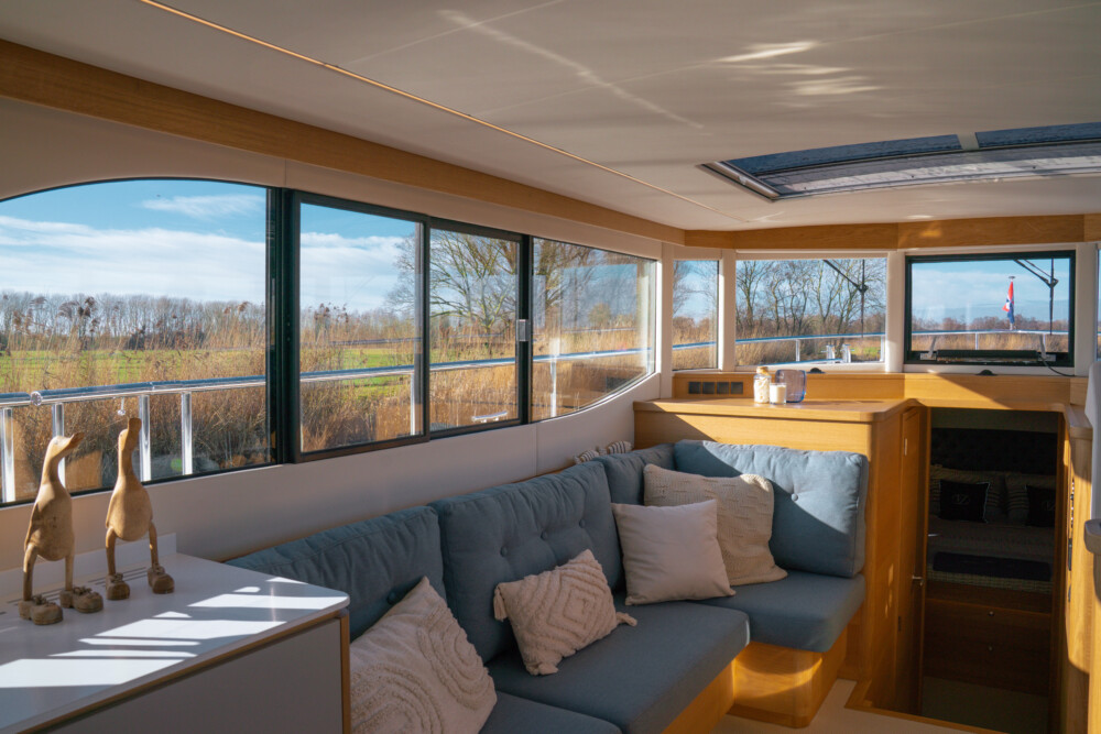 Vedette Navigator 42, salon met zitbank en ramen