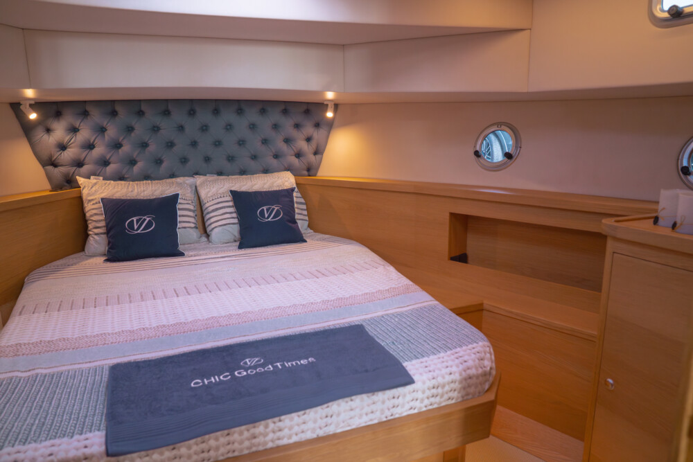 Vedette Navigator 42, slaapkamer met bed en kussens