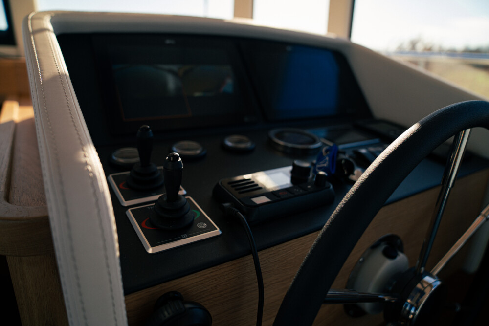 Vedette Navigator 42, stuurstand met joysticks en schermen