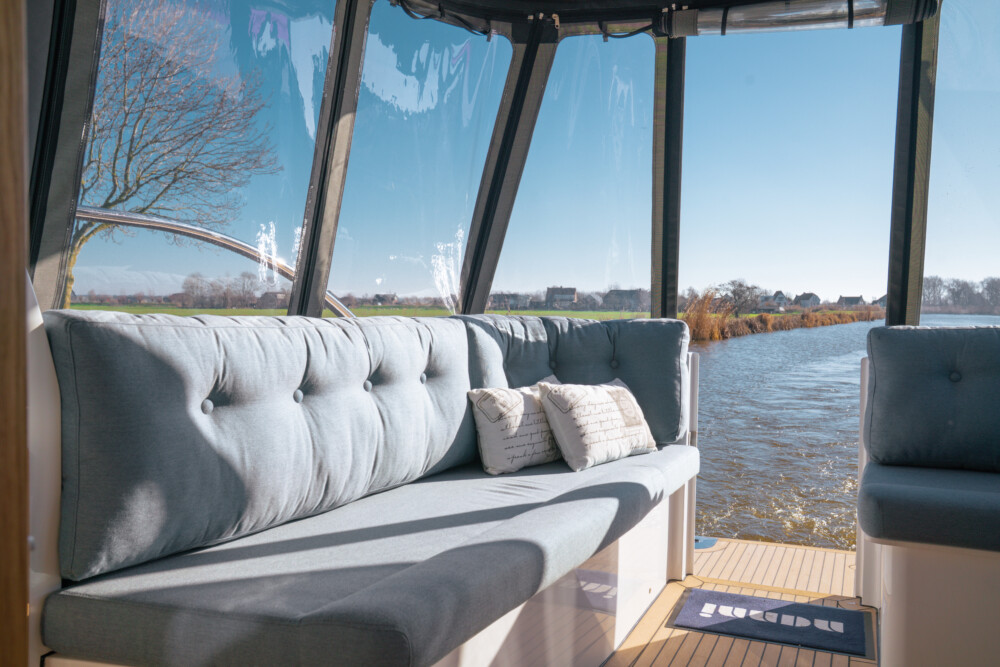 Vedette Navigator 42, zitbank met kussens en uitzicht op water