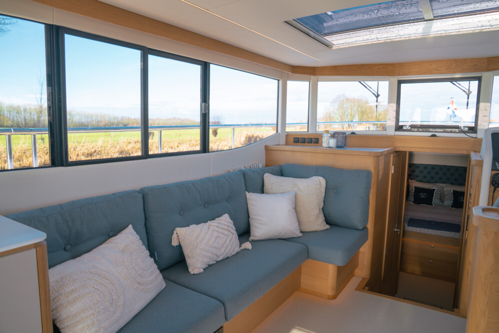 Vedette Navigator 42, zithoek met kussens en ramen