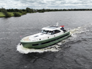 Vedette Premium Line 48, boot varend op rivier