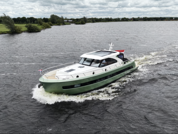 Vedette Premium Line 48, boot varend op rivier