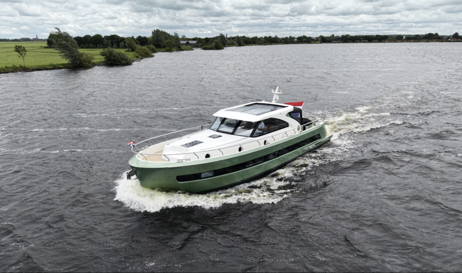 Vedette Premium Line 48, boot varend op rivier
