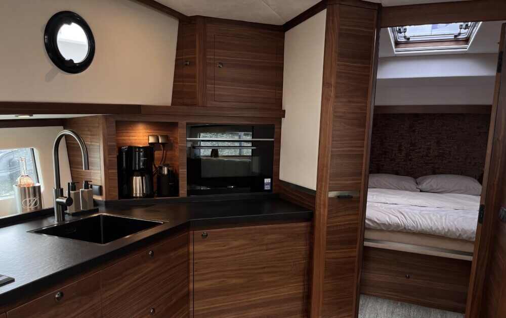 Vedette Premium Line 48, keuken met slaapkamer doorkijk
