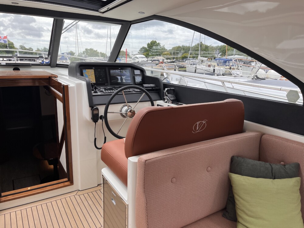 Vedette Premium Line 48, stuurstand met zitbank aan boord