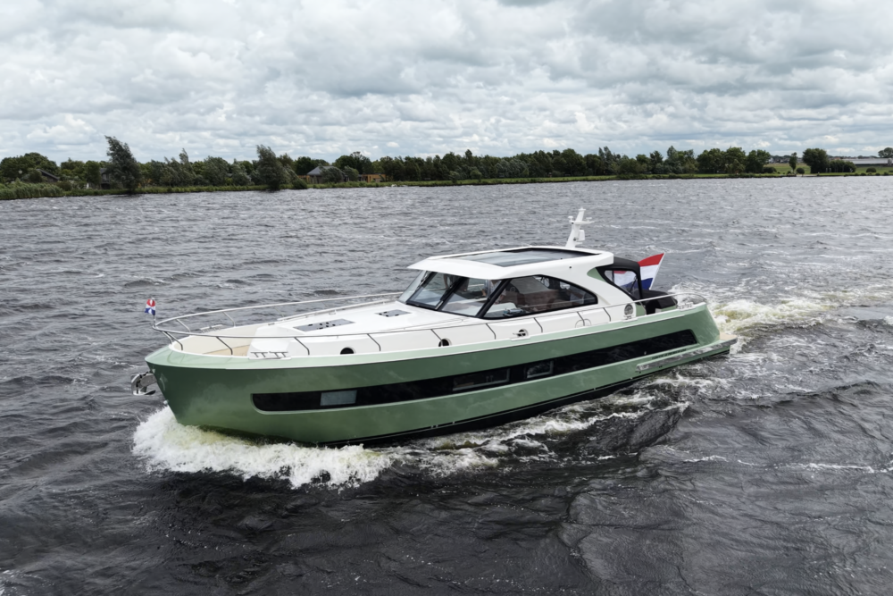 Vedette Premium Line 48, groene motorboot varend op water