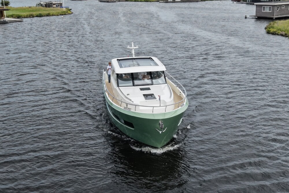 Vedette Premium Line 48, groene motorboot varend op water