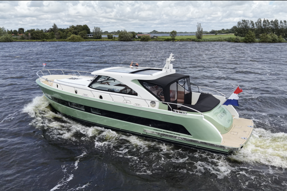Vedette Premium Line 48, motorjacht varend op water
