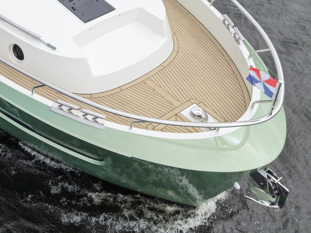 Vedette Premium Line 48, voordek van groene boot