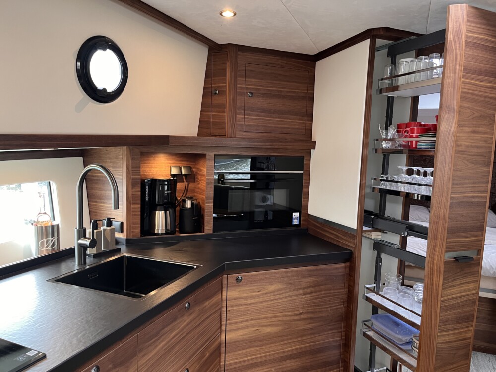 Vedette Premium Line 48, keuken met houten kastjes