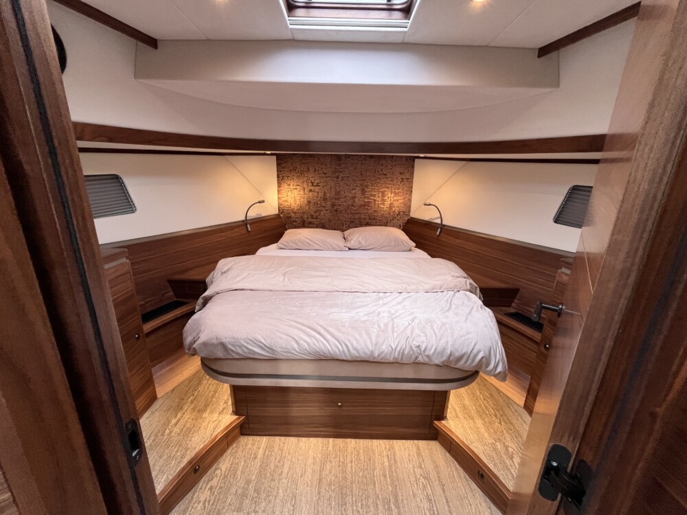 Vedette Premium Line 48, slaapkajuit met tweepersoonsbed en houten interieur
