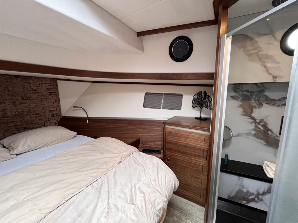 Vedette Premium Line 48, slaapkamer met bed en badkamer