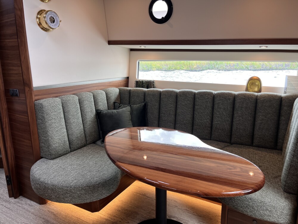 Vedette Premium Line 48, zithoek met houten tafel