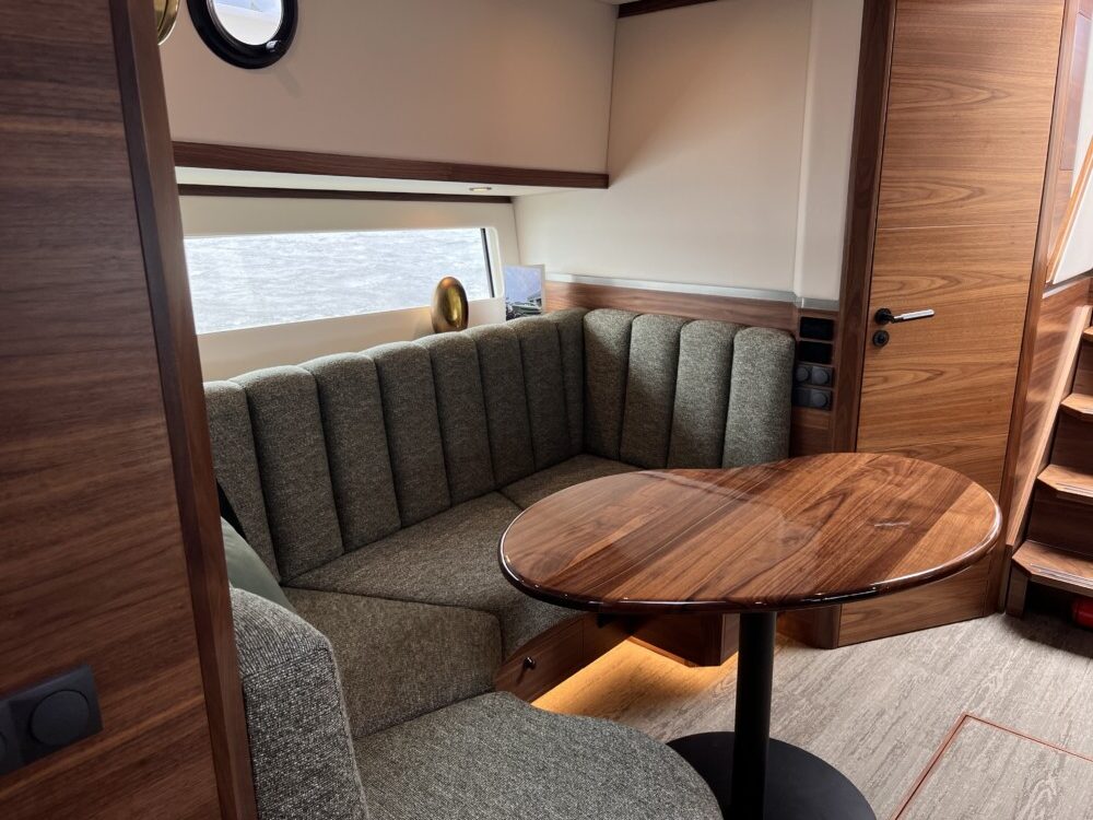 Vedette Premium Line 48, zithoek met ronde tafel