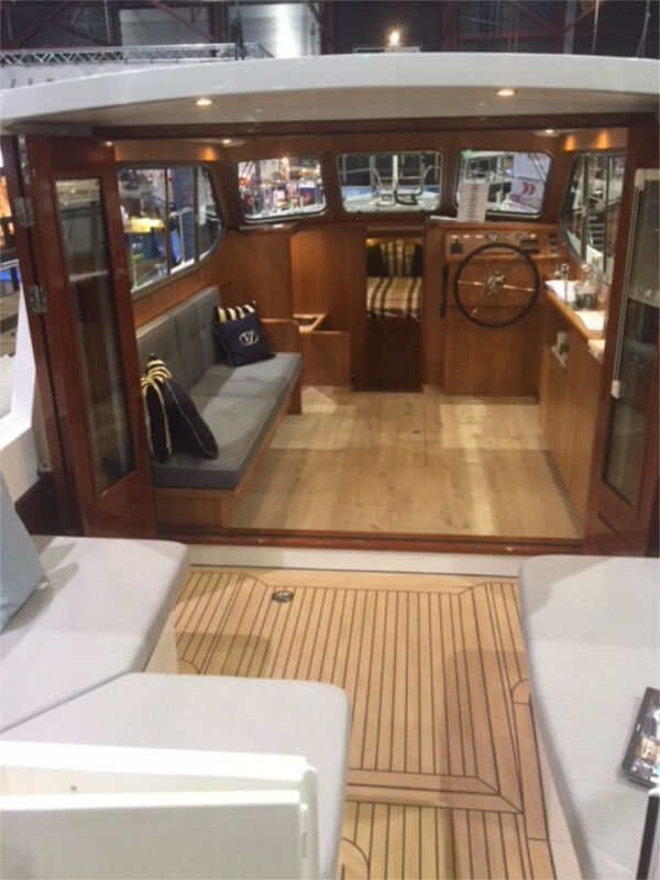Vedette Salon Classic Line 36 ft, kajuit met stuurstand en zitbank