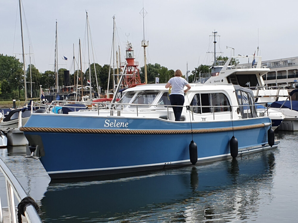 Vedette Salon Classic Line 36 ft, blauwe motorboot afgemeerd in jachthaven