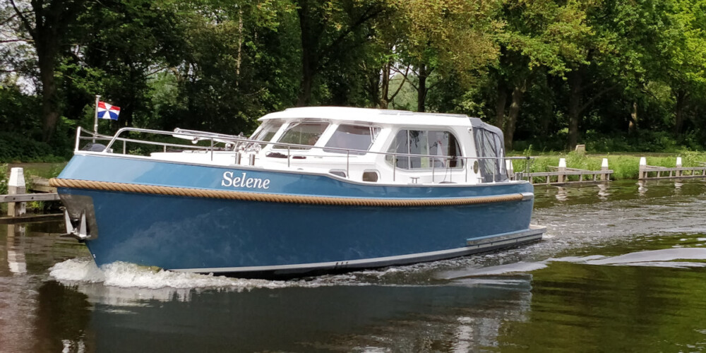 Vedette Salon Classic Line 36 ft, blauwe motorboot varend op water