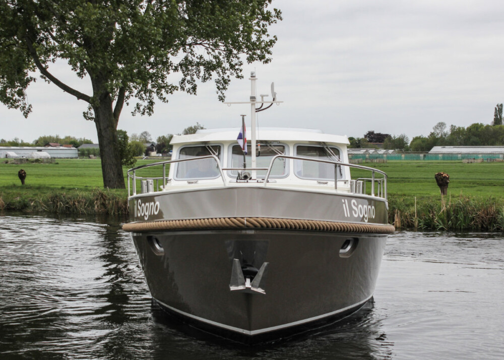 Vedette Salon Classic Line 36 ft, boot voorsteven op rivier