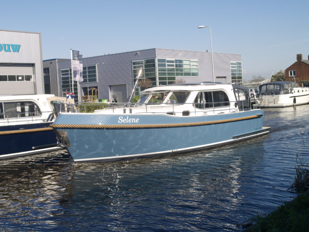 Vedette Salon Classic Line 36 ft, motorboot afgemeerd bij haven