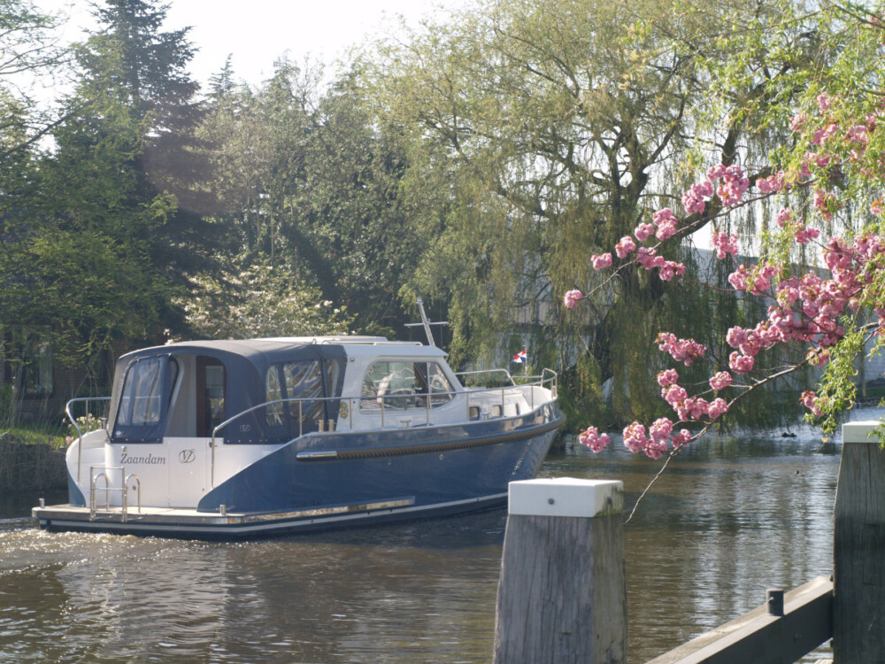 Vedette Salon Classic Line 36 ft, motorboot vaart op rivier