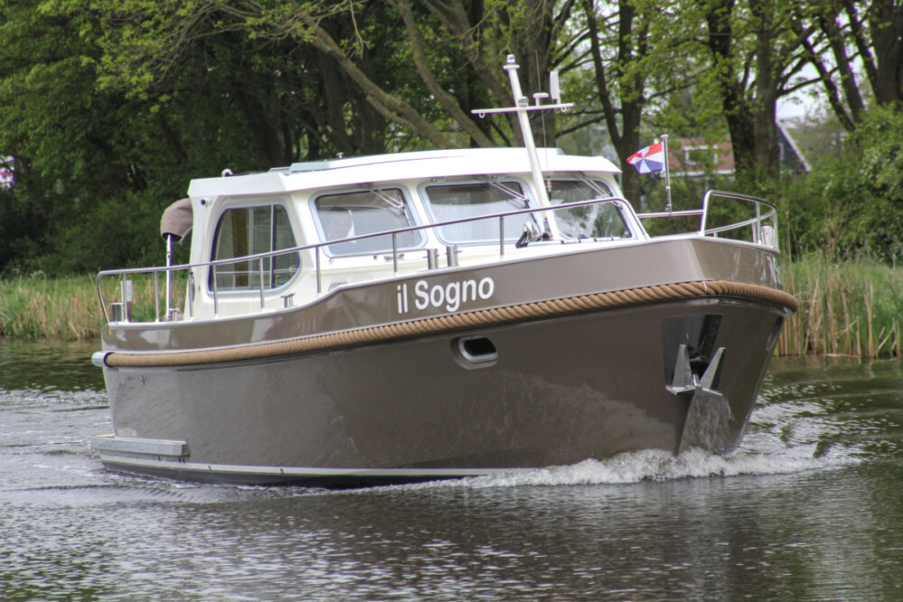 Vedette Salon Classic Line 36 ft, motorboot varend op rivier