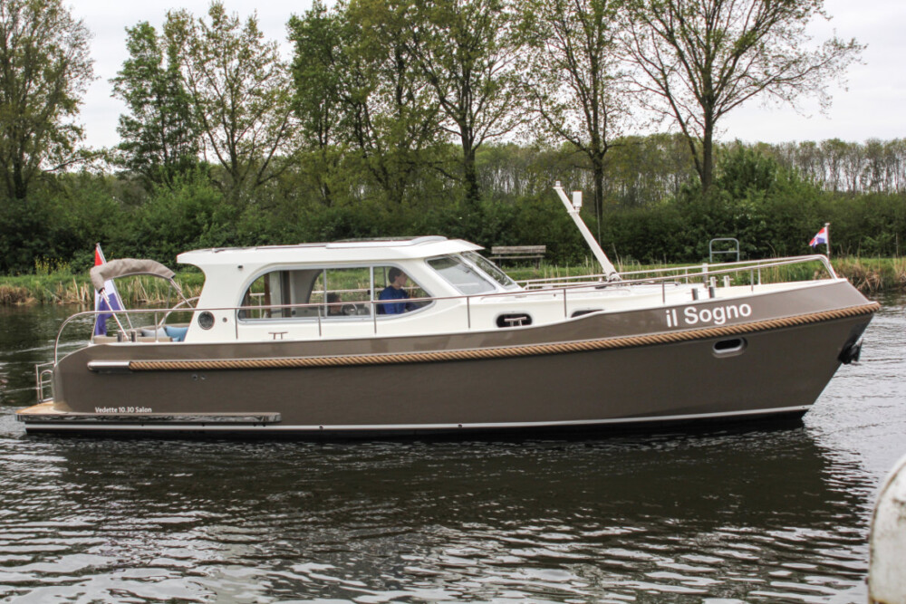 Vedette Salon Classic Line 36 ft, motorboot varend op water