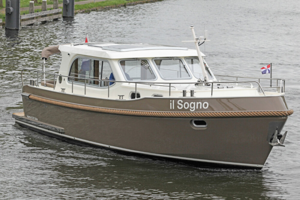Vedette Salon Classic Line 36 ft, motorboot varend op water