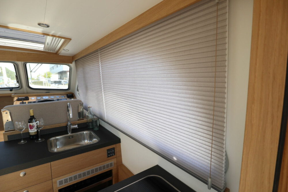 Vedette Salon Classic Line 36 ft, keuken met gootsteen en raambekleding
