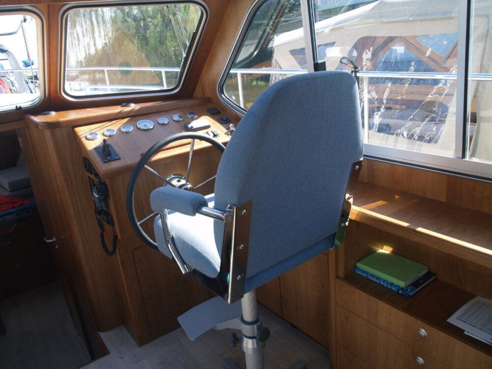 Vedette Salon Classic Line 36 ft, stuurstand met stoel en stuurwiel