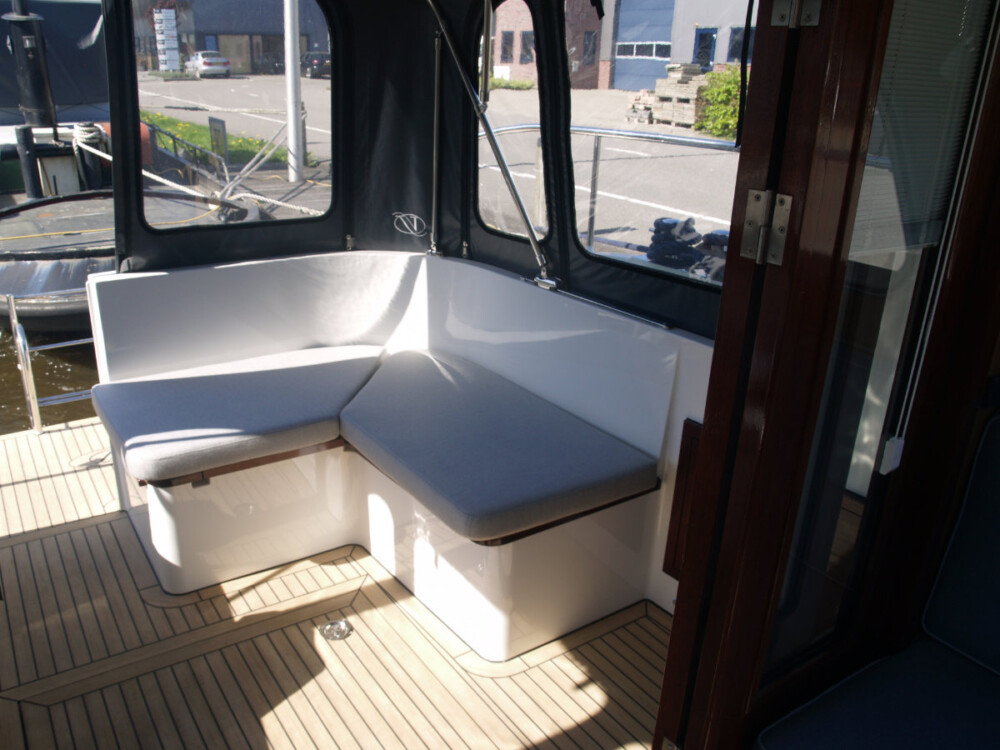 Vedette Salon Classic Line 36 ft, zithoek met kussens aan dek