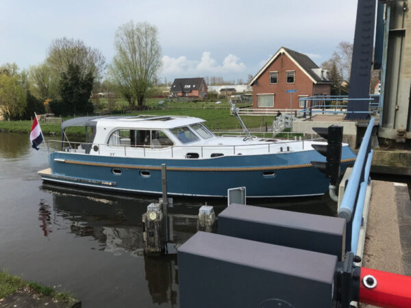 Vedette Salon Classic Line 38 ft, blauwe motorboot bij brug