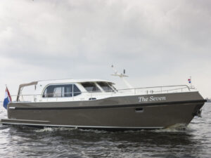 Vedette Salon Classic Line 38 ft, motorboot varend op water