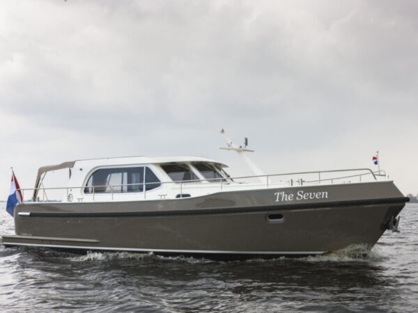 Vedette Salon Classic Line 38 ft, motorboot varend op water