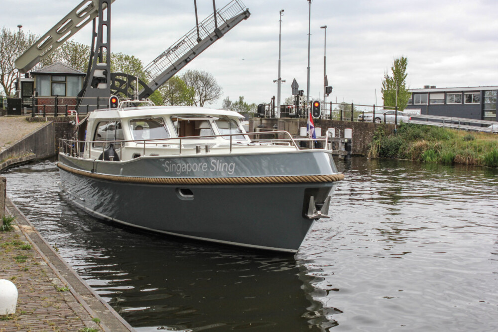Vedette Salon Classic Line 41 ft, boot bij ophaalbrug