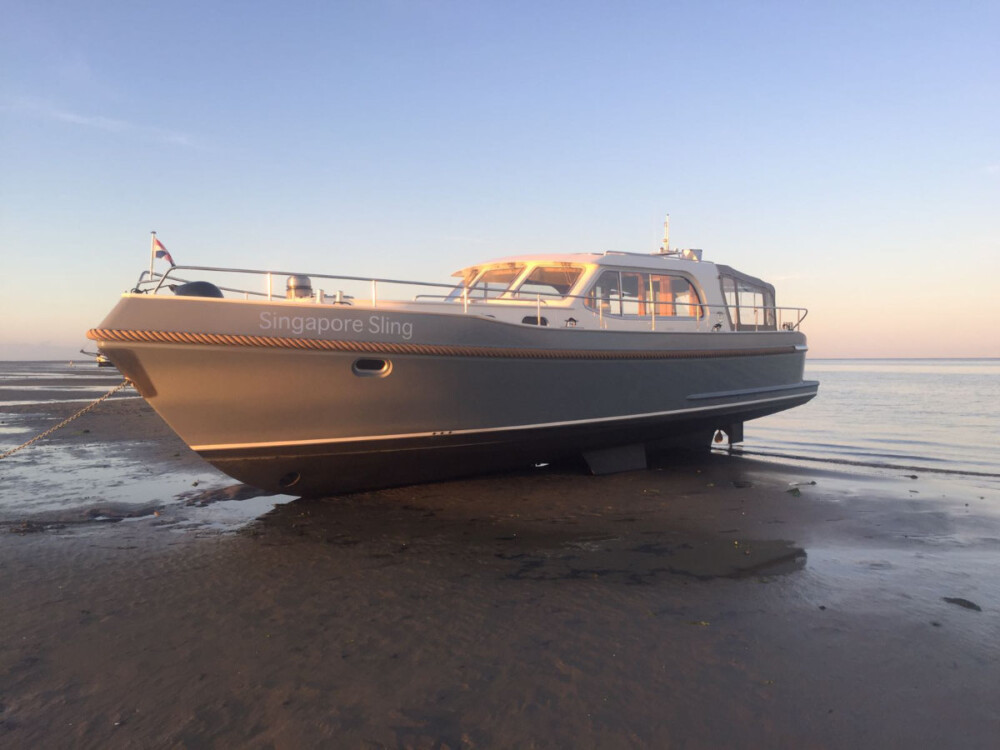 Vedette Salon Classic Line 41 ft, boot gestrand op strand