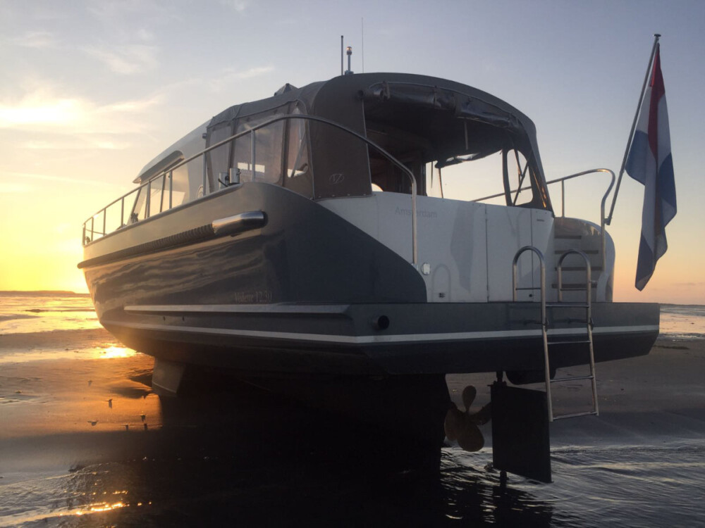 Vedette Salon Classic Line 41 ft, boot op strand bij zonsondergang