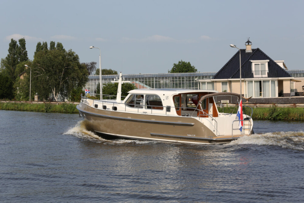 Vedette Salon Classic Line 41 ft, boot varend op kanaal
