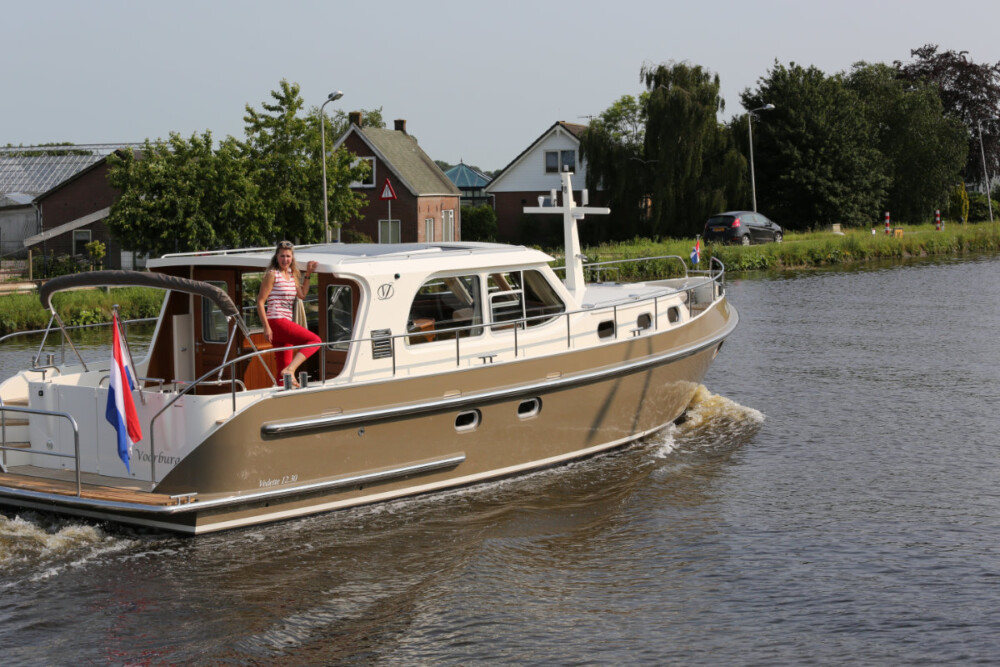 Vedette Salon Classic Line 41 ft, boot varend op rivier
