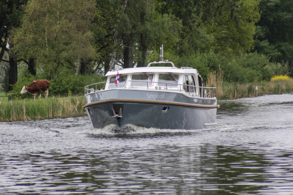 Vedette Salon Classic Line 41 ft, boot varend op rivier