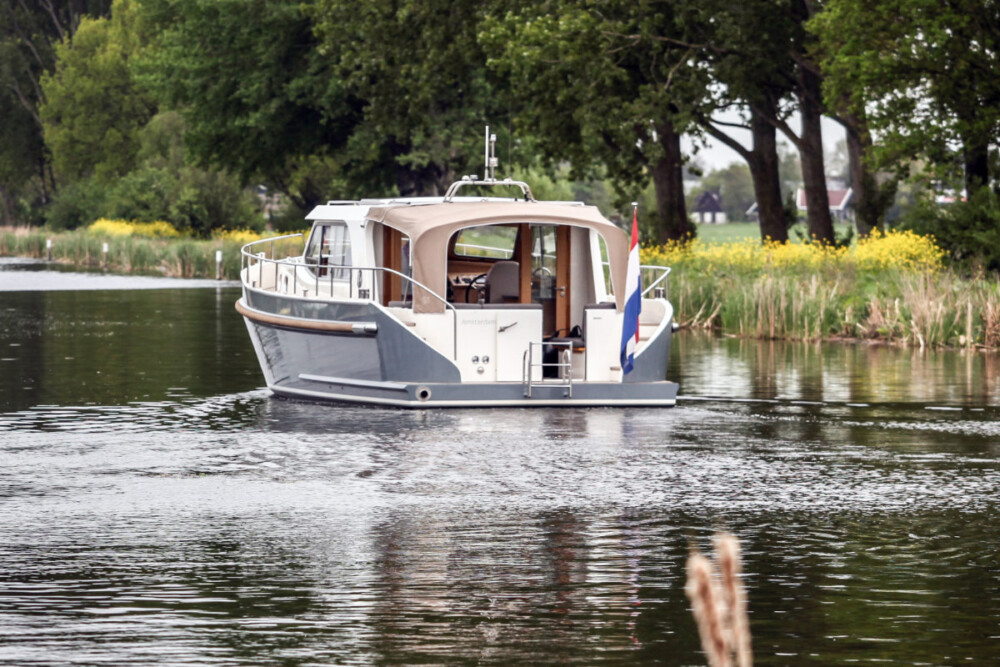 Vedette Salon Classic Line 41 ft, boot varend op rivier