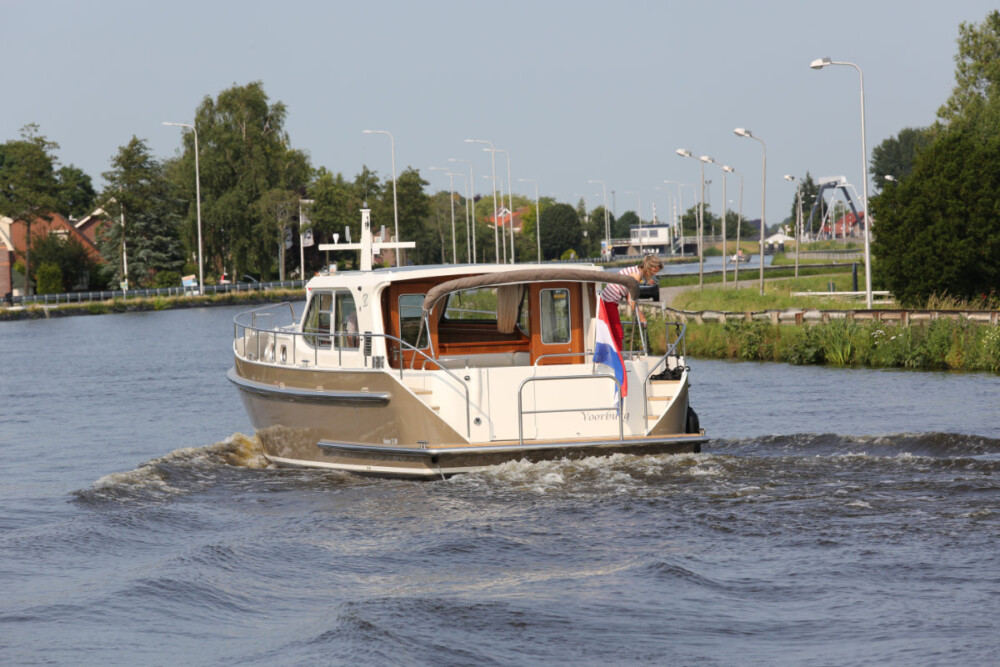 Vedette Salon Classic Line 41 ft, boot varend op water