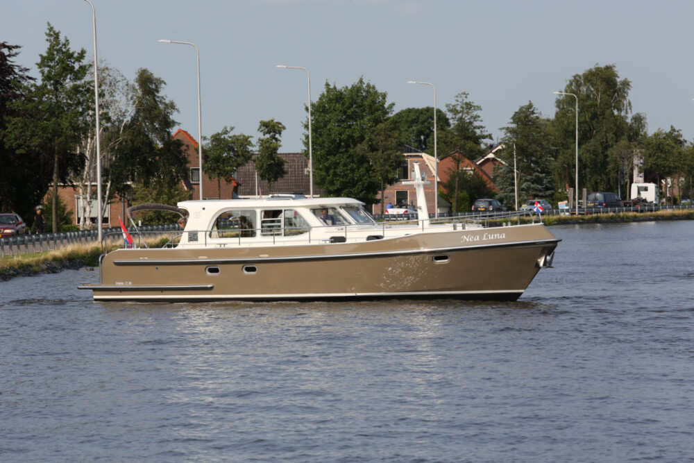Vedette Salon Classic Line 41 ft, boot varend op water
