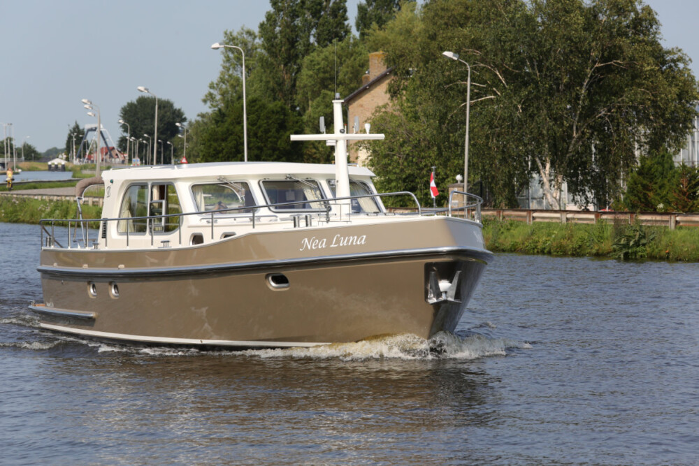Vedette Salon Classic Line 41 ft, boot varend op water