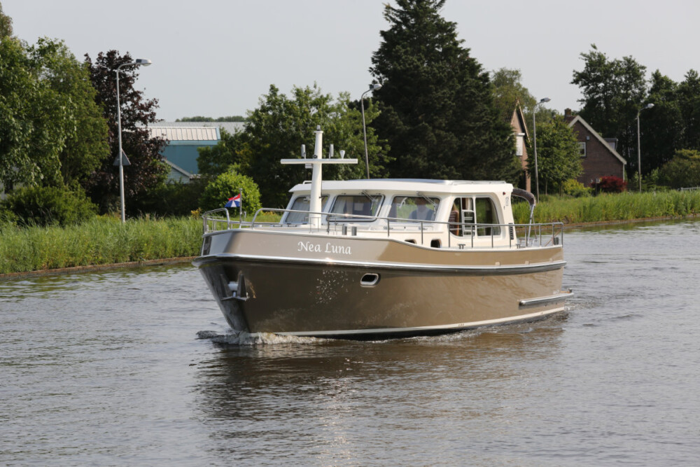 Vedette Salon Classic Line 41 ft, boot varend op water