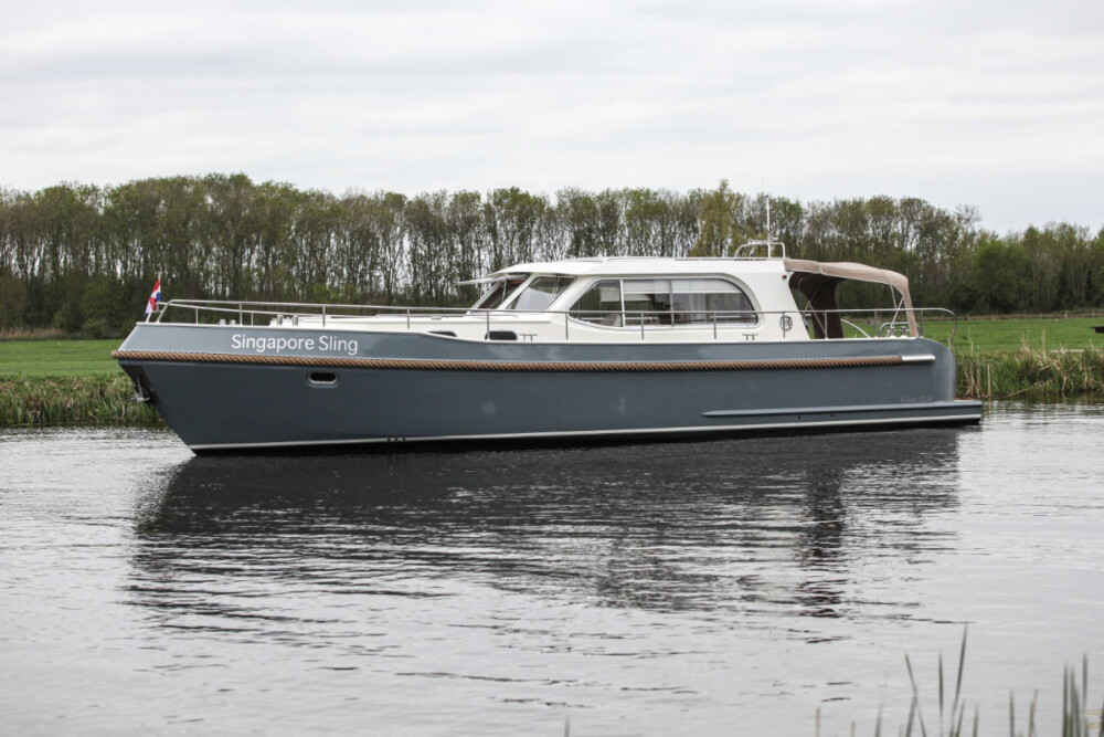 Vedette Salon Classic Line 41 ft, motorboot vaart op rivier