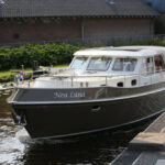 Vedette Salon Classic Line 41 ft, motorboot varend bij sluis