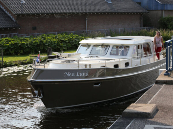 Vedette Salon Classic Line 41 ft, motorboot varend bij sluis