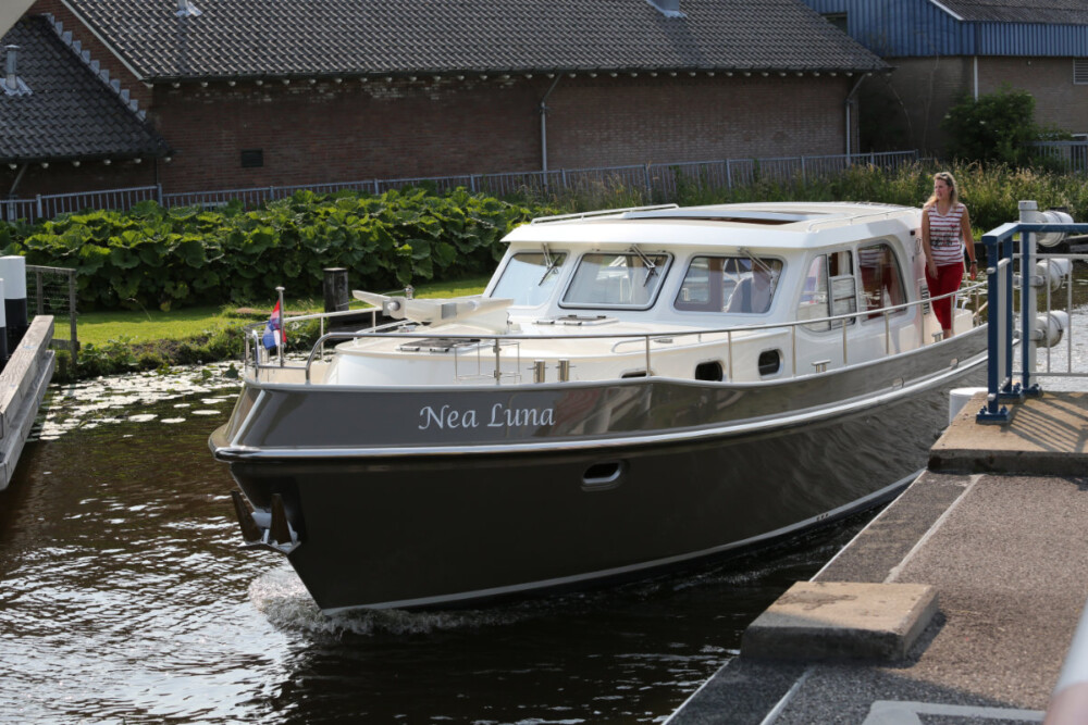 Vedette Salon Classic Line 41 ft, motorboot varend bij sluis