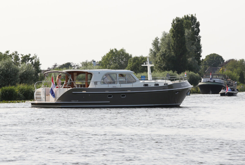 Vedette Salon Classic Line 41 ft, motorboot varend op water